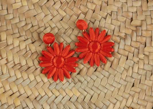 Sevilha earrings, from the Marguerite collection, in Coral Red for your summer days.