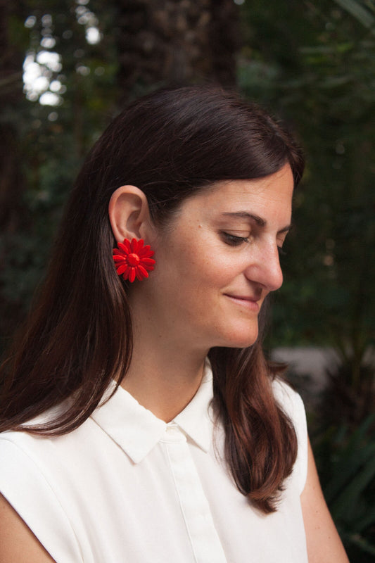 Marga stud earrings. In coral red, the smallest in the collection.