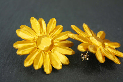 Marga stud earrings. In gold, they sit right next to your ear.
