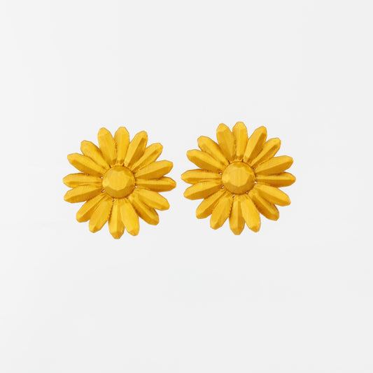 Marga stud earrings. In gold, they sit right next to your ear.