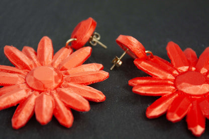 Sevilha earrings, from the Marguerite collection, in Coral Red for your summer days.