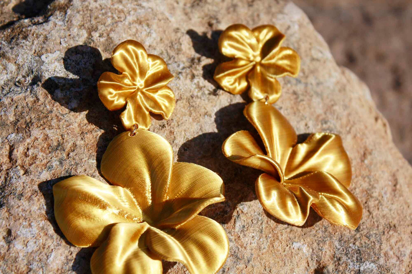 Pendientes Gran Hibis. Elegantes Pendientes largos impresos en 3D de color dorado, con forma de Flor ligeros como una pluma.