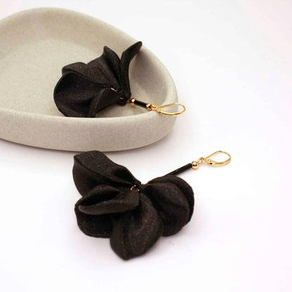 Pendientes Malvace Black. Pendientes largos impresos en 3D con forma de flor, muy elegantes.