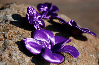 Pendientes Gran Hibis Violeta. Pendientes impresos en 3D, Ligeros y sostenibles