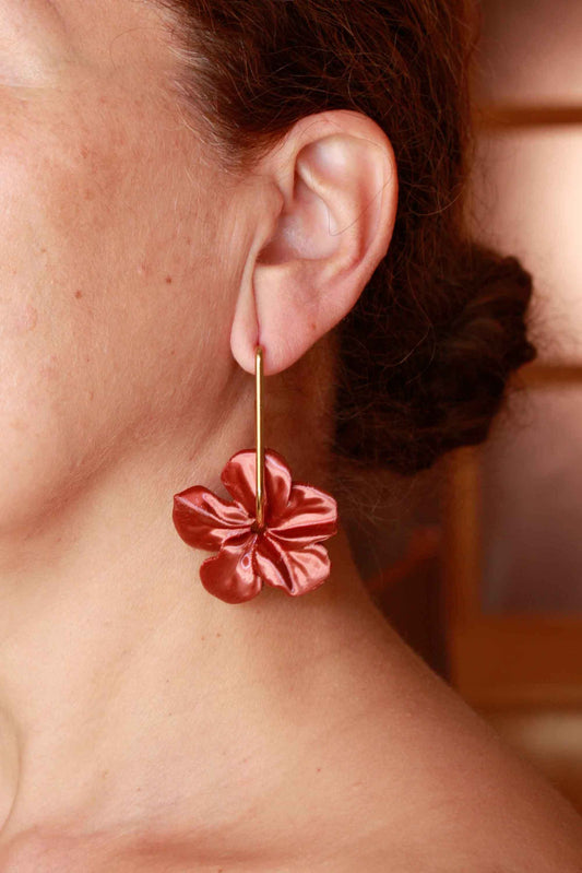 Trionum Color Cooper earrings in the shape of a hibiscus flower, printed in 3D, very flattering.