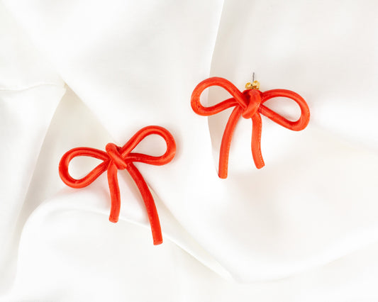 Bow-shaped earrings from the Coquette Collection, in red silk finish.