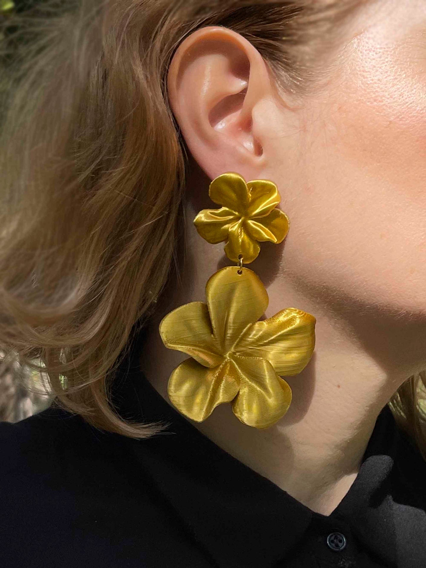 Pendientes Gran Hibis. Elegantes Pendientes largos impresos en 3D de color dorado, con forma de Flor ligeros como una pluma.