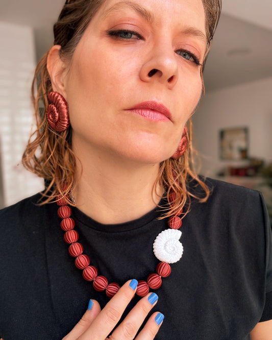 Brisa black earrings – Minimal elegance in a mini size 