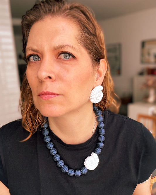 Blue and gold Nimfa necklace – Lightweight, colorful, and with a 3D-printed shell 