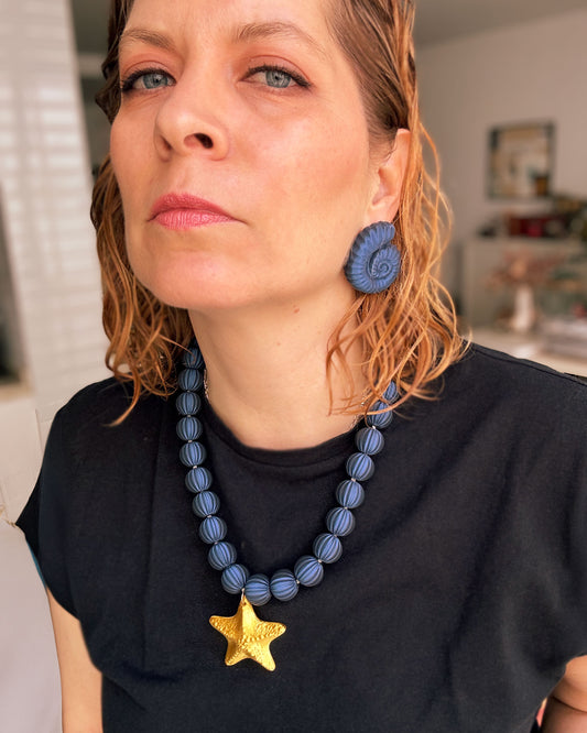 Brisa black earrings – Minimal elegance in a mini size 