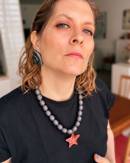 Brisa black earrings – Minimal elegance in a mini size 