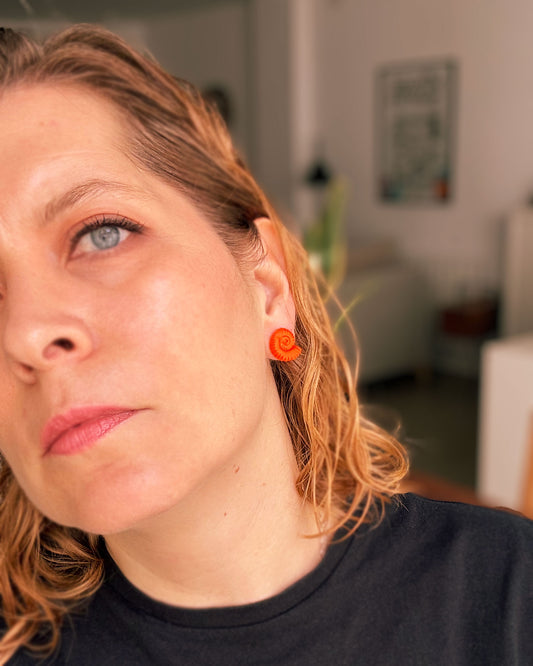 Pendientes Brisa naranja – Un toque de color con diseño ligero