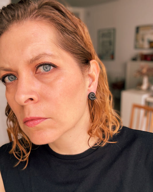 Pendientes Brisa negro – Elegancia minimal en tamaño mini