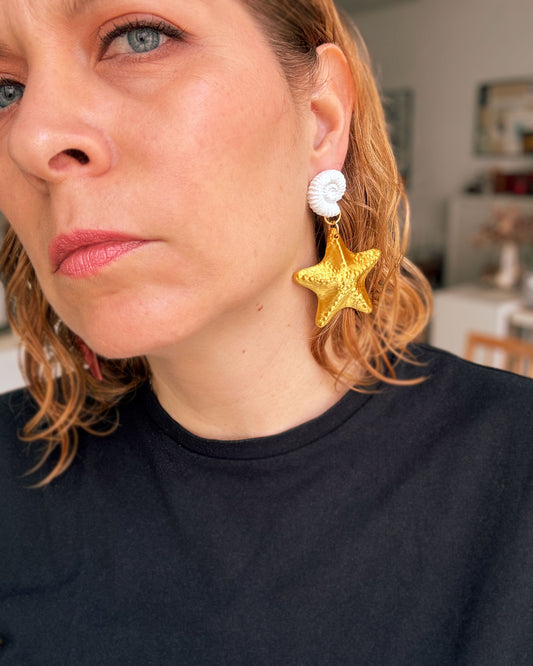 Pendientes Neptune blanco y dorado – Brillan como el verano