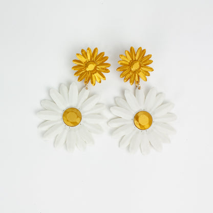 Daisy earrings, Marguerite style, in Snow White and Gold. Your summer friends!