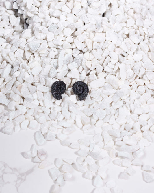 Pendientes Brisa negro – Elegancia minimal en tamaño mini