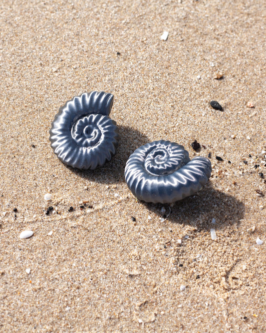 Brisa black earrings – Minimal elegance in a mini size 