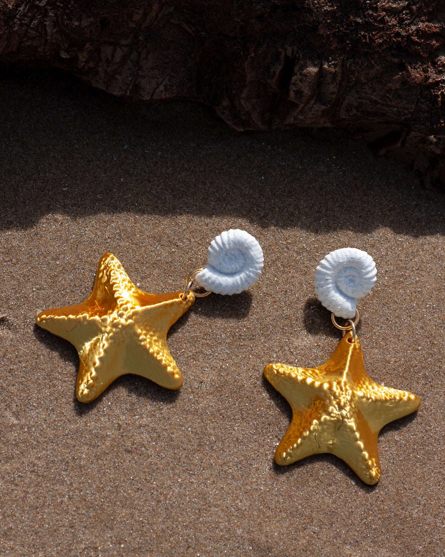 Pendientes Neptune blanco y dorado – Brillan como el verano