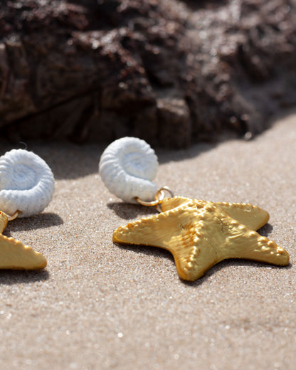 Pendientes Neptune blanco y dorado – Brillan como el verano