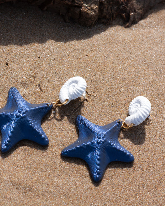 Pendientes Neptune blanco y azul noche – Inspiración oceánica para tus orejas