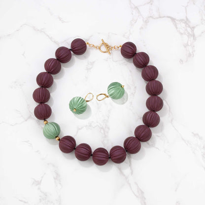 Conjunto Collar Orba Burgundy y Pendientes Luma Verde Salvia
