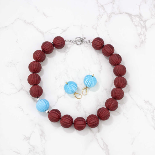 Conjunto Collar Orba Rojo oscuro y Pendientes Luma Azul cielo