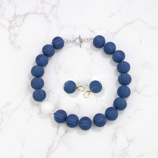 Conjunto Collar Orba Azul Denim y pendientes Luma Azul Denim