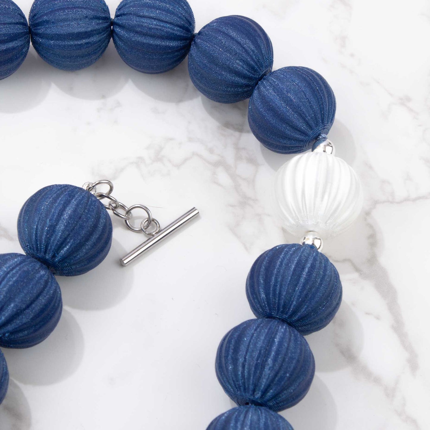 Collar Orba Azul Denim y Blanco