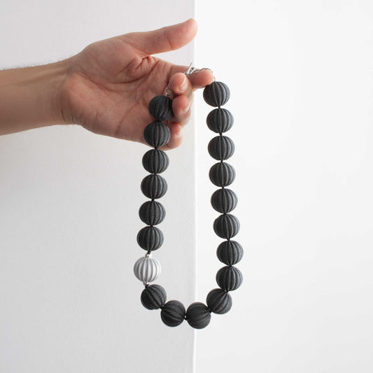 Collar Orba Negro Grafito y plata