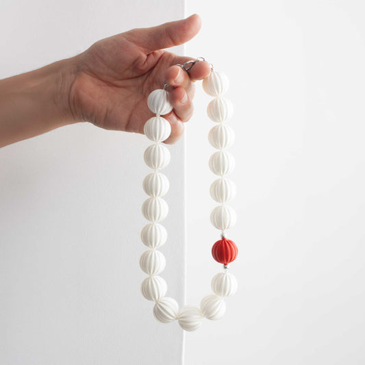 Collar Orba Blanco Nácar y Rojo
