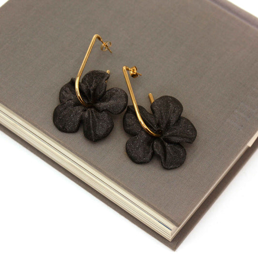 Trionum Black earrings in the shape of a hibiscus flower, printed in 3D, very flattering.