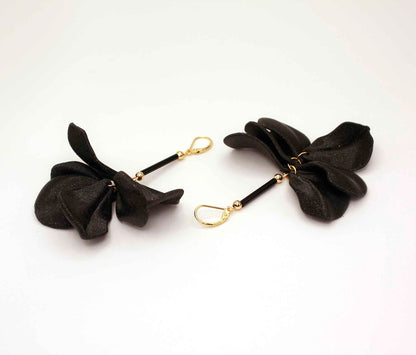Pendientes Malvace Black. Pendientes largos impresos en 3D con forma de flor, muy elegantes.