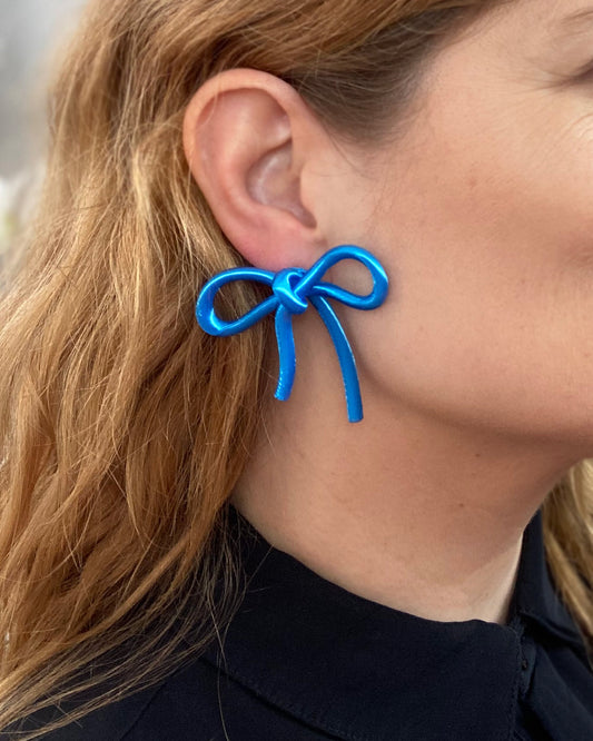Bow-shaped earrings from the Coquette Collection, in cyan blue with a silk finish.