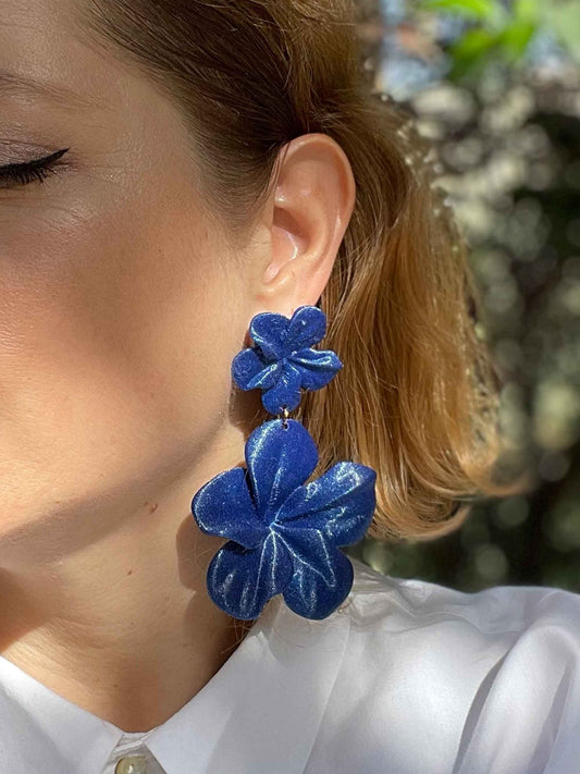 Pendientes Gran Hibis en color Azul Ultramar.