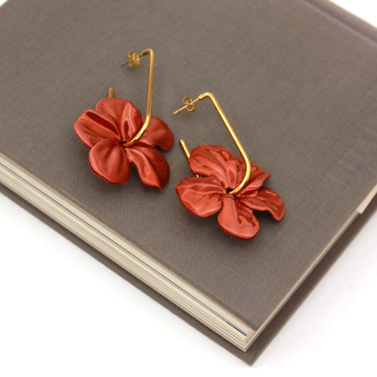 Trionum Color Cooper earrings in the shape of a hibiscus flower, printed in 3D, very flattering.