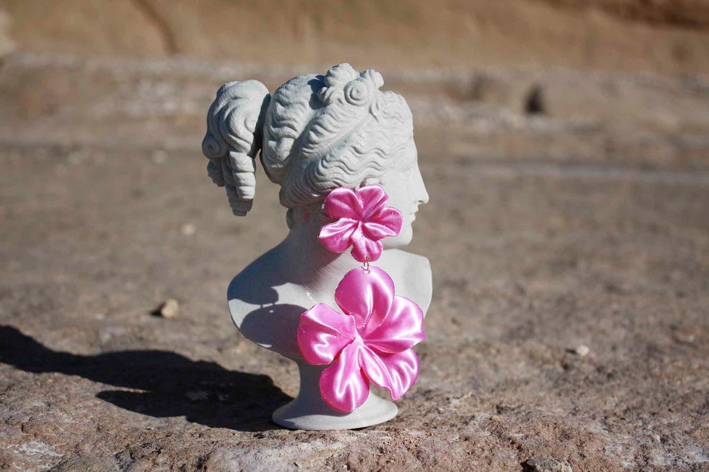 Pendientes Gran Hibis Rosas. Pendientes largos impresos en 3D con forma de Flor, cómodos y ligeros.