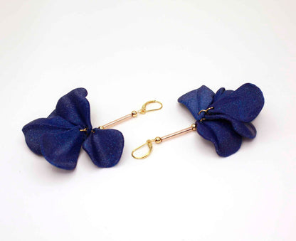 Pendientes modelo Malvace color Azul Ultramar. Impresos en 3D en PLA efecto glitter.
