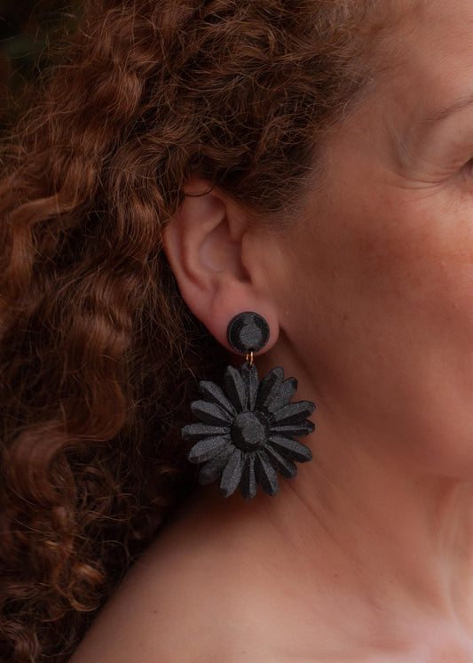 Sevilha earrings, golden like the summer sun.