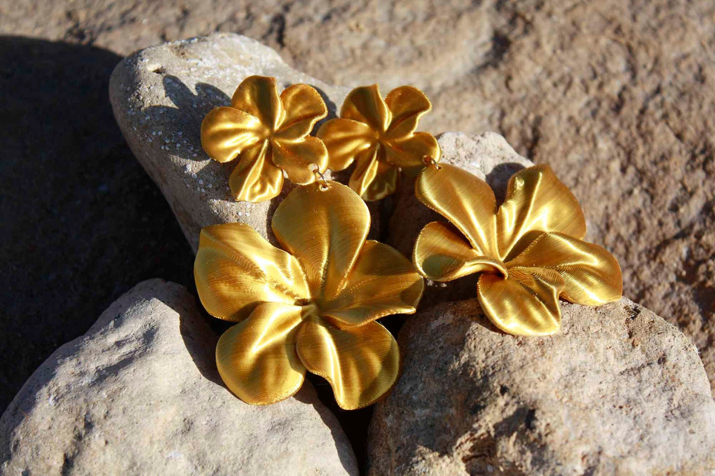 Pendientes Gran Hibis. Elegantes Pendientes largos impresos en 3D de color dorado, con forma de Flor ligeros como una pluma.