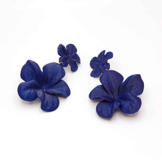 Pendientes Gran Hibis en color Azul Ultramar.