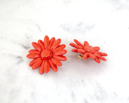 Pendientes de botón Marga. En color Rojo coral, los más pequeños de la colección.