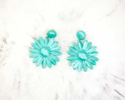 Sevilha earrings, in a silky turquoise color like the sea.