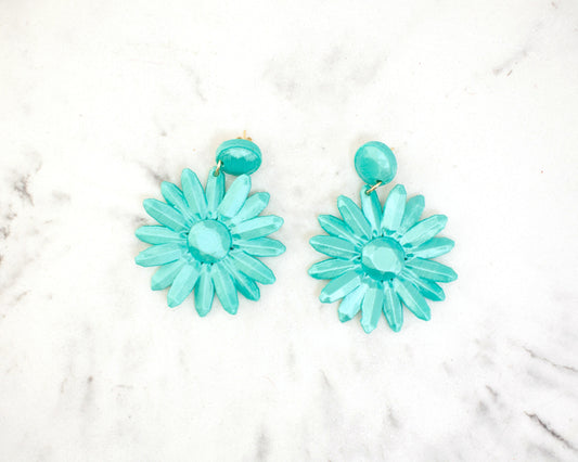 Sevilha earrings, in a silky turquoise color like the sea.