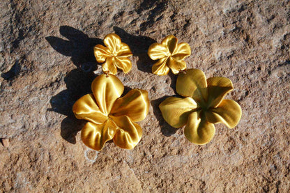 Pendientes Gran Hibis. Elegantes Pendientes largos impresos en 3D de color dorado, con forma de Flor ligeros como una pluma.