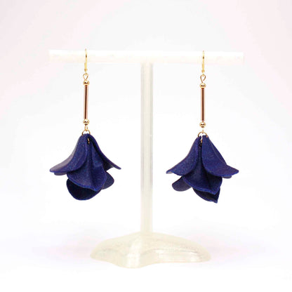 Pendientes modelo Malvace color Azul Ultramar. Impresos en 3D en PLA efecto glitter.