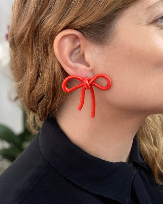 Bow-shaped earrings from the Coquette Collection, in red silk finish.
