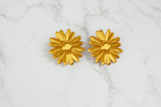 Marga stud earrings. In gold, they sit right next to your ear.