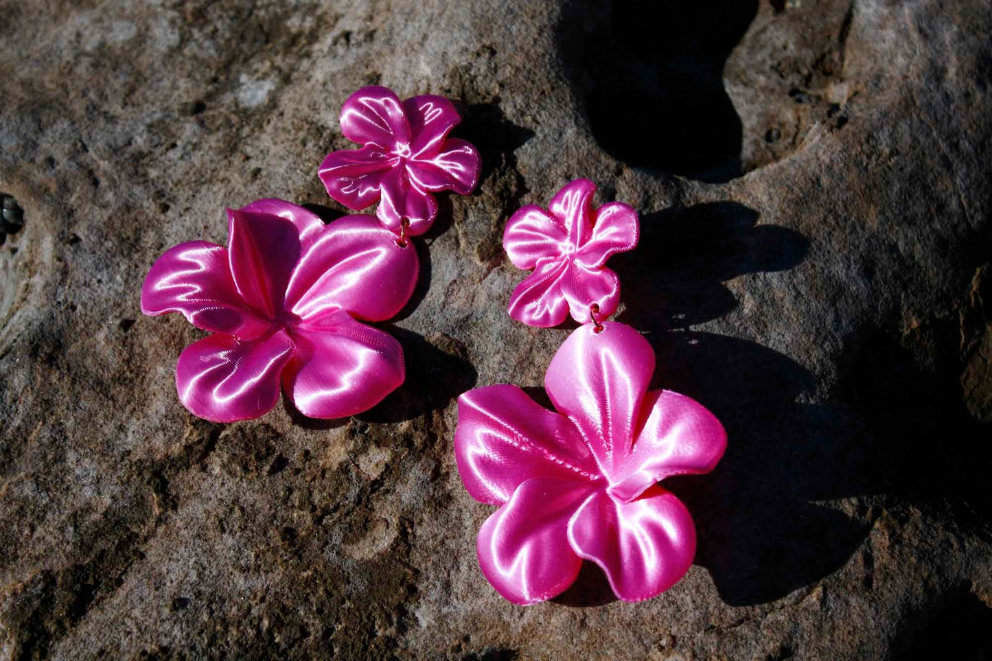 Pendientes Gran Hibis Rosas. Pendientes largos impresos en 3D con forma de Flor, cómodos y ligeros.